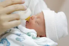 Bottle Feeding Premature Babies-All You Need To Know