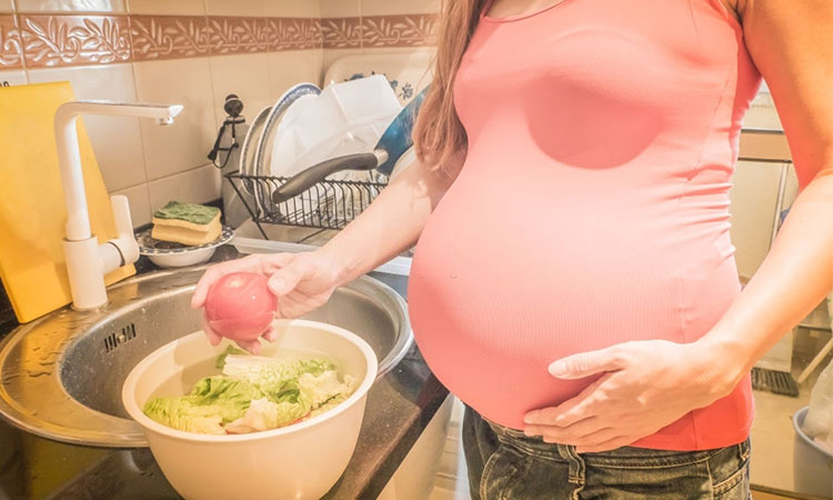 Risks And Precautions When Eating Salads During Pregnancy