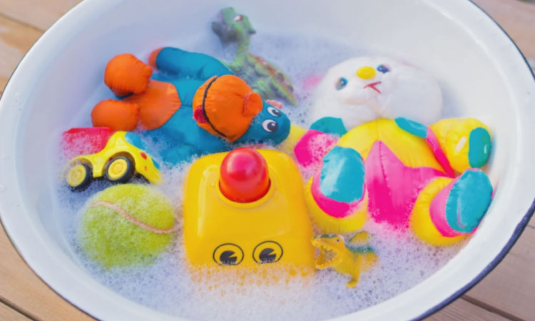 Use bathtub to clean baby toys