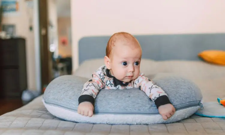 Using a feeding pillow for babies